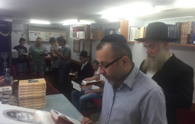 'סליחות' בבית הכנסת לעולי גרוזיה בשרת לוד עם הרב אהרון חן מאמריקה