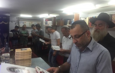 קריאת סליחות בבית הכנסת הקטן בשכונת שרת לוד