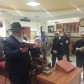 הרב יצחק מוזגרשוילי בהדלקת נרות חנוכה בבית הכנסת 'תפארת אהרן' בלוד
